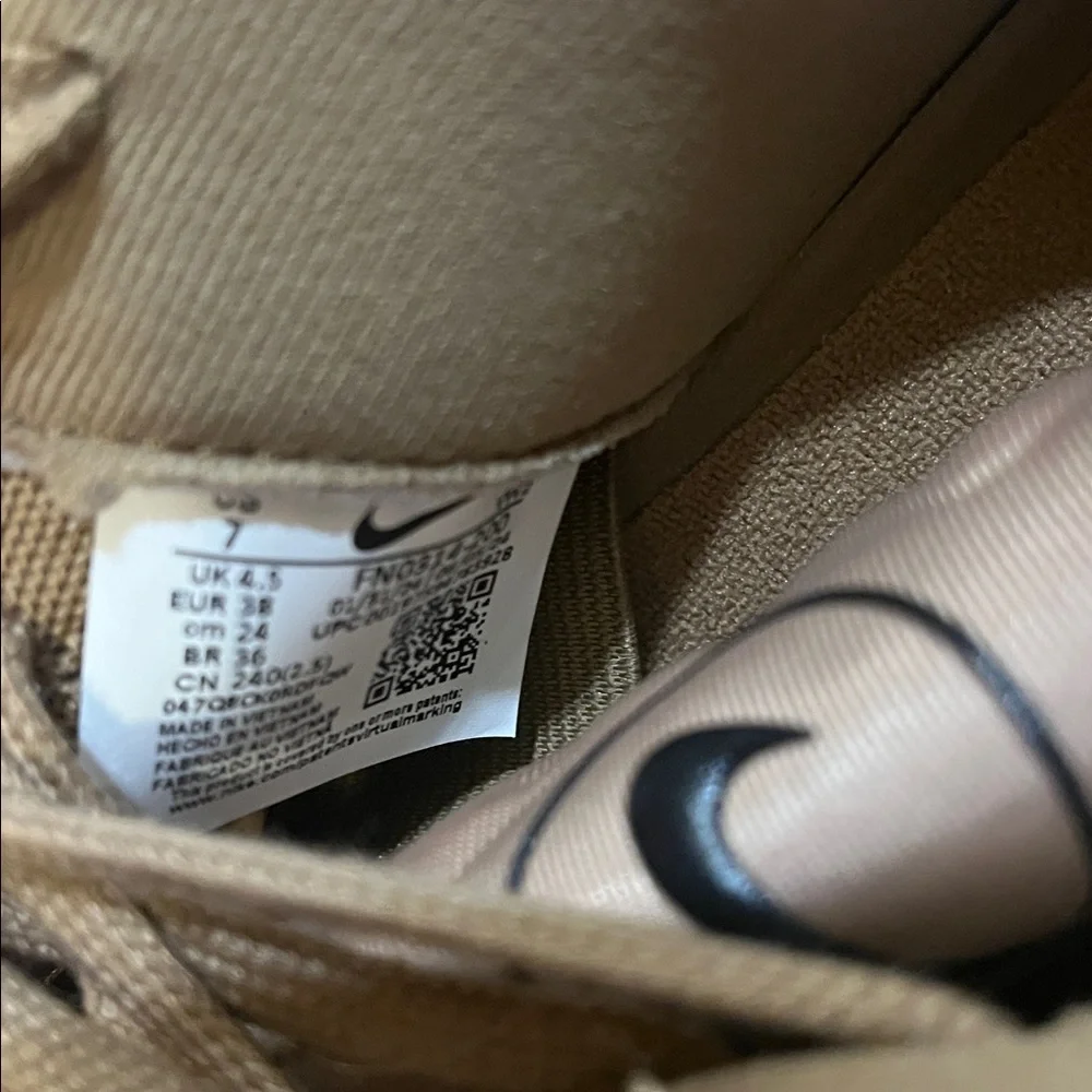 NWOT Nike Tan and Black Athletic Shoes Size 7 Women’s - Picture 5 of 5